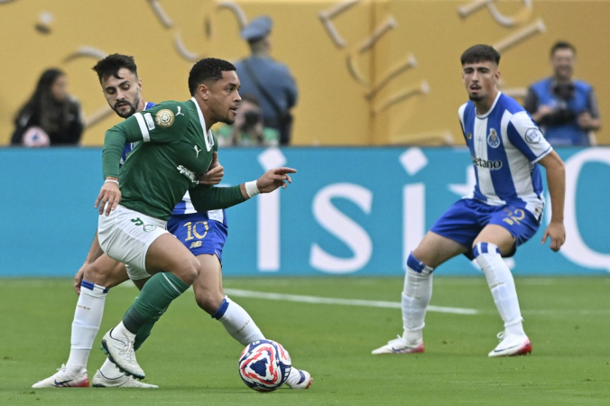 Palmeiras domina o Porto, mas para no goleiro e estreia no Mundial com empate por 0 a 0