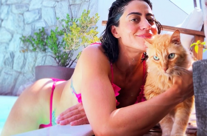 Carol Castro exibe tatuagens em dia de piscina
