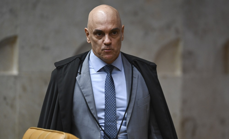 Alexandre de Moraes arquiva investigação contra Bolsonaro no caso dos cartões de vacina