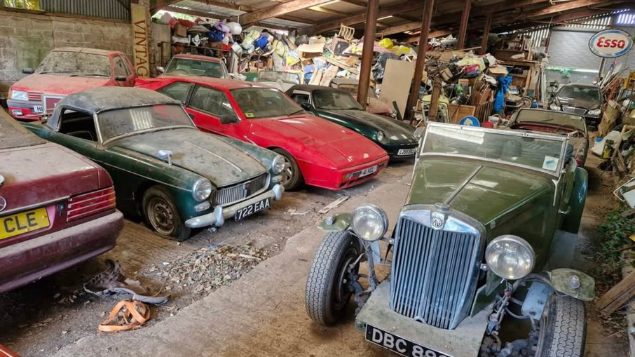 Mais de 200 carros clssicos esquecidos so achados em celeiros